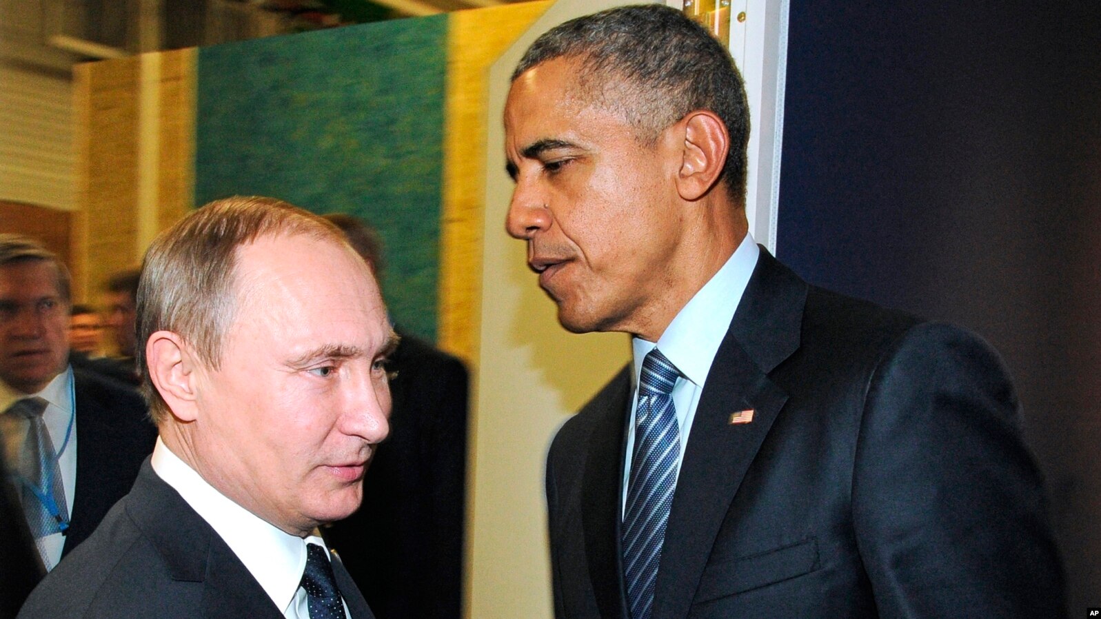 Presiden Rusia Vladimir Putin (kiri) bersalaman dengan Presiden AS Barack Obama sebelum pertemuan di Paris, Senin (30/11).