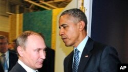 El presidente ruso Vladimir Putin, a la izquierda, y el presidente Barack Obama saludan en la Conferencia sobre Cambio Climático en París. Nov. 30, 2015.