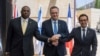 El secretario de Relaciones Exteriores del Reino Unido, David Lammy, izquierda, y su homólogo francés Stéphane Séjourné, derecha, son recibidos por el ministro del Exterior israelí Israel Katz, en una reunión en Jerusalén, el viernes 16 de agosto de 2024. 