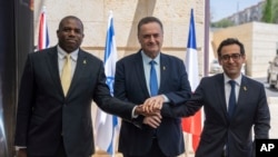 El secretario de Relaciones Exteriores del Reino Unido, David Lammy, izquierda, y su homólogo francés Stéphane Séjourné, derecha, son recibidos por el ministro del Exterior israelí Israel Katz, en una reunión en Jerusalén, el viernes 16 de agosto de 2024. 