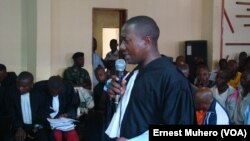 Maître Charles Cicura plaide pour les 48 victimes de viol à Kavumu, en RDC, le 10 novembre 2017. (VOA/Ernest Muhero)