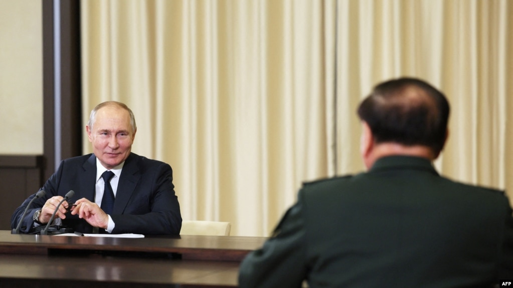 俄罗斯总统普京2023年11月8日在莫斯科会见中共中央军委副主席张又侠。（俄罗斯官方照片）(photo:VOA)