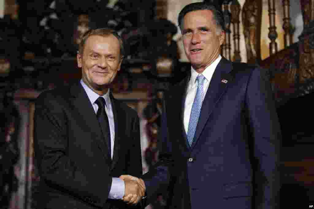 Romney meets with Poland&#39;s Prime Minister Donald Tusk in Gdansk, July 30, 2012. 