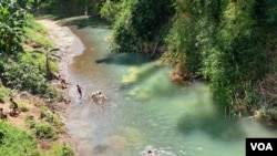 Sejumlah anak mandi di salah satu sungai di Kebumen, Jawa Tengah. (foto: VOA/Nurhadi)