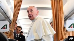 Le pape François discute avec des reporters à bord de son avion en plein vol vers la Suède, 31 octobre 2016.