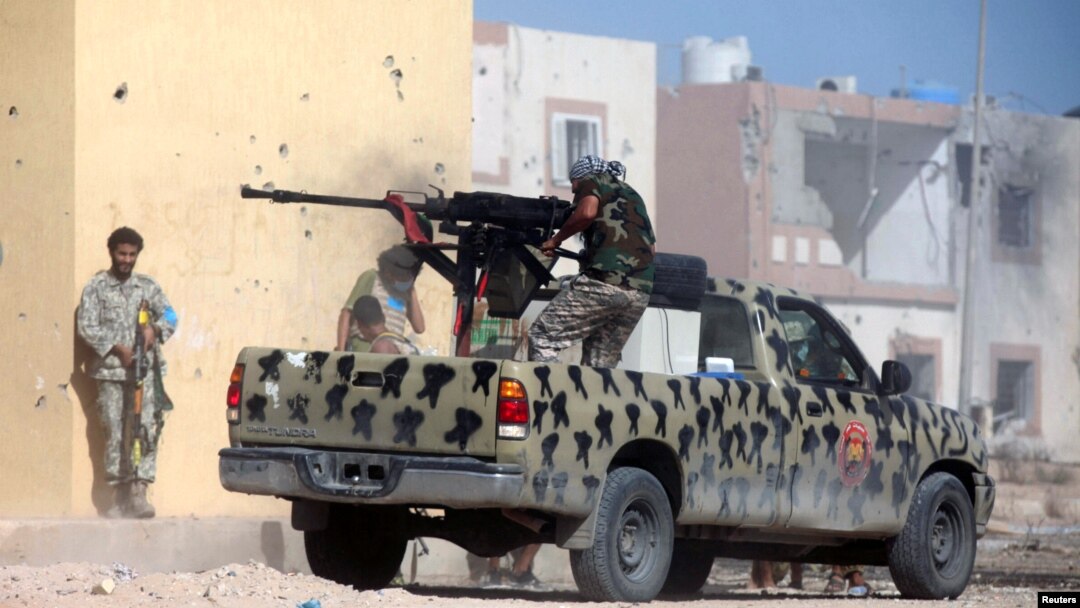 Pasukan keamanan Libya dalam pertempuran dengan militan ISIS di Sirte tahun lalu (foto: ilustrasi). 