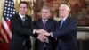 Dari kiri: Presiden sementara Venezuela Juan Guaido, Presiden Kolombia Ivan Duque dan Wapres AS Mike Pence, berpose di Bogota, Kolombia, Senin (25/2). 