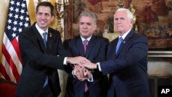 Dari kiri: Presiden sementara Venezuela Juan Guaido, Presiden Kolombia Ivan Duque dan Wapres AS Mike Pence, berpose di Bogota, Kolombia, Senin (25/2). 