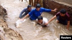 Warga menggunakan karung pasir untuk menyelamatkan tanggul yang rusak karena banjir di sungai Mekong di provinsi An Giang, 28 September 2011.(Foto: dok).