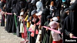 Watu wa Yemen wanasuburi kwa chakula wakati wa Ramadan. 