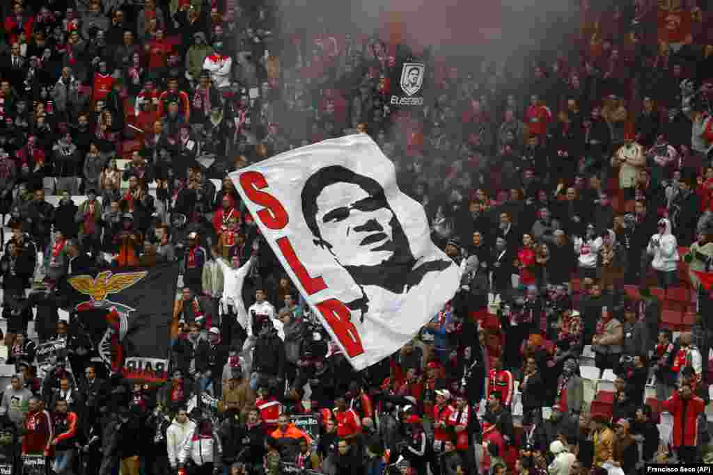 Milhares de pessoas estiveram no tributo a Eusébio no Estádio da Luz, em Lisboa, antes da antiga estrela do Benfica, clube em que sempre jogou, ir a enterrar, a 6 de Janeiro. Eusébio morreu no dia 5, de ataque cardíaco, tinha 71 anos. Lisboa, 2014 (AP Photo/Francisco Seco)