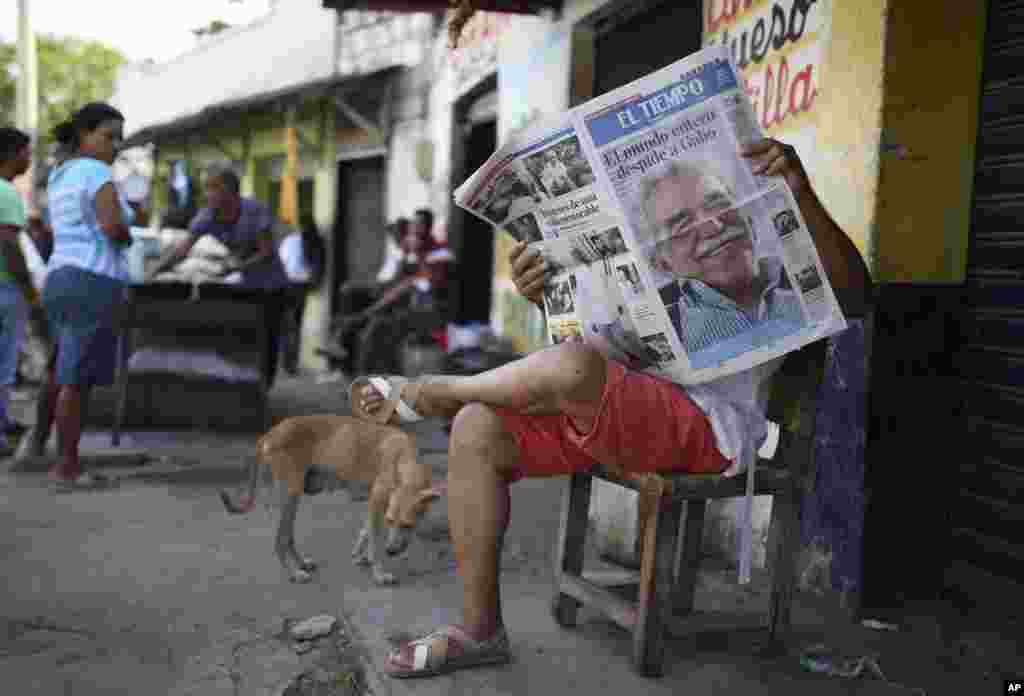 Seorang laki-laki membaca koran dengan halaman depan yang memberitakan meninggalnya penerima penghargaan Nobel Gabriel Garcia Marquez, di Aracataca, kota di mana ia dilahirkan di pantai Karibia di Kolombia. Garcia Marquez meninggal di Mexico City pada hari Kamis. &nbsp;