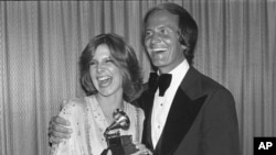 美国著名歌手兼演员帕特·布恩与女儿在1978年的格拉美奖颁奖典礼上（资料图）