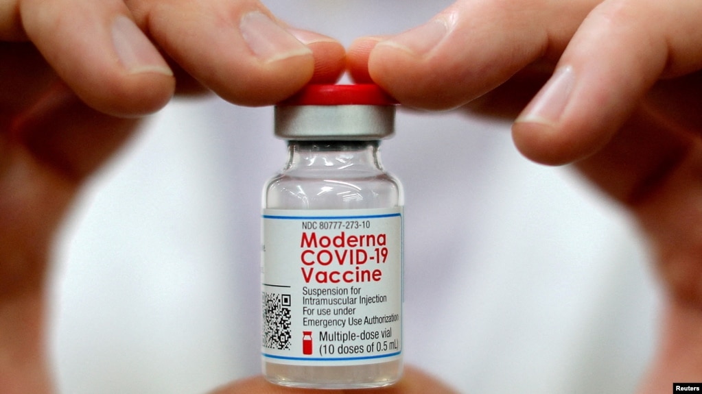 资料照片：美国康涅狄格州的一名药剂师展示一瓶莫德纳疫苗。（2021年2月17日）(photo:VOA)