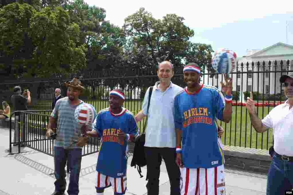 Como parte de su recorrido los Globetrotters llegaron al parque frente a la Casa Blanca y se tomaron fotos con los turistas.