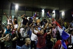 Protesters chant slogans against presidential re-elections outside the congress building, in Asuncion, Paraguay, March 31, 2017.