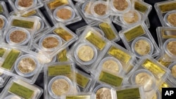 Beberapa koin emas dari era perburuan emas di AS yang dipajang di Santa Ana, California (25/2). (AP/Reed Saxon)