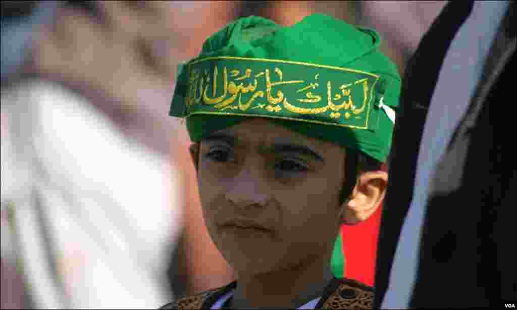 لبیک یارسول اللہ کی پٹی سر پر باندھے جلوس میں شریک بچہ