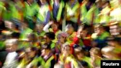Anak-anak Jerman mengenakan rompi keamanan dalam acara kampanye keamanan lalu lintas di Berlin, 28 September 2011. (Foto: Reuters)