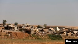 Perumahan penduduk di dekat bendungan kota Mosul di Irak (foto: dok).