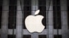Logo Apple tergantung di atas pintu masuk toko Apple di 5th Avenue di wilayah Manhattan, New York City, 21 Juli 2015. (Foto: Reuters)