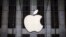 Logo Apple tergantung di atas pintu masuk toko Apple di 5th Avenue di wilayah Manhattan, New York City, 21 Juli 2015. (Foto: Reuters)