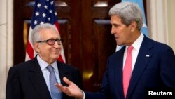 Menteri Luar Negeri Amerika John Kerry dan utusan perdamaian PBB-Liga Arab Lakhdar Brahimi berbincang seusai pertemuan di "Winfield House", rumah kediaman Dubes AS untuk Inggris, London (14/10).