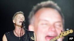공연하는 '더 폴리스(The Police)'의 보컬 스팅(Sting)