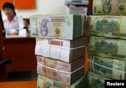 Tumpukan uang Vietnam, Dong, di sebuah bank di Hanoi, 25 November 2009. (Foto: Kham [Vietnam Business] via Reuters)