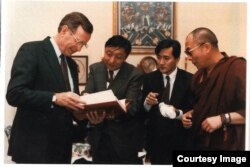 1991年4月16日乔治·H·W·布什总统在白宫私人住所以“私人身份”会晤流亡西藏精神领袖、1989年诺贝尔和平奖得主达赖喇嘛。