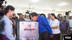Thủ tướng Hun Sen tại một điểm bầu cử ở Campuchia.