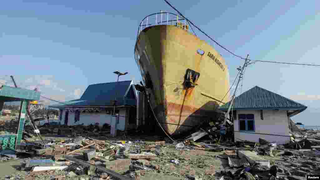 یک کشتی که در اثر سونامی و&nbsp; زلزله در سواحل&nbsp; منطقۀ دانگالا در جزیره سولاویسی، لنگر انداخت و قسماً زمین گیر شده است &nbsp;
