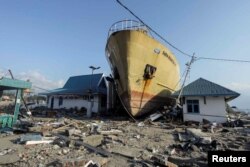 Sebuah kapal terdampar di pantai pasca gempa bumi dan tsunami yang menghantam daerah di Wani, Donggala, Sulawesi Tengah, 1 Oktober 2018. (Foto: Antara Foto / Muhammad Adimaja / via REUTERS)