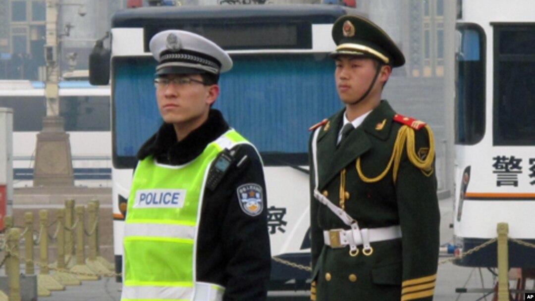 天安門廣場上值勤的警察和士兵