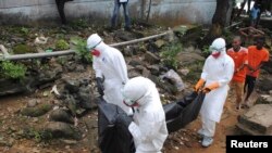 醫護人員在蒙羅維亞運走伊波拉死亡者屍體