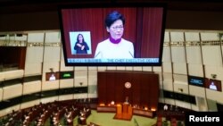 Kepala Eksekutif Hong Kong Carrie Lam tampak di layar saat menyampaikan kebijakan tahunan di hadapan Dewan Legislatif Hong Kong, 6 Oktober 2021. (REUTERS/Lam Yik)