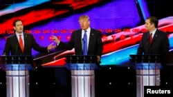 Từ trái sang phải: Thượng nghị sĩ Marco Rubio, ông Donald Trump và Thượng nghị sĩ Ted Cruz trong cuộc tranh luận tại Houston, Texas, ngày 25/2/2016.
