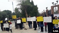 در پی تجمعات کارگران گروه ملی فولاد ایران بیش از ۳۰ کارگر معترض از سوی دستگاه‌های امنیتی ایران بازداشت شده بودند.