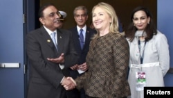 La secretaria de Estado, Hillary Clinton da la mano al presidente de Pakistan, Asif Ali Zardari, antes de una reunión bilateral en la Cumbre de la NATO, en Chicago.