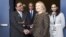 La secretaria de Estado, Hillary Clinton da la mano al presidente de Pakistan, Asif Ali Zardari, antes de una reunión bilateral en la Cumbre de la NATO, en Chicago.