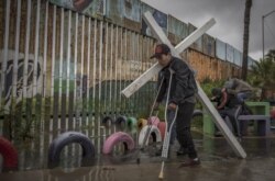 Migrantes deportados de EE.UU. son vulnerables al coronavirus según analistas mexicanos.