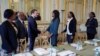 Le président français Emmanuel Macron a rencontré les représentants français de l'association Ibuka pour la mémoire du génocide rwandais, deux jours avant le 25e anniversaire du génocide de 1994, au Palais présidentiel de l'Elysée à Paris le 5 avril 2019.