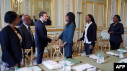 Le président français Emmanuel Macron a rencontré les représentants français de l'association Ibuka pour la mémoire du génocide rwandais, deux jours avant le 25e anniversaire du génocide de 1994, au Palais présidentiel de l'Elysée à Paris le 5 avril 2019.