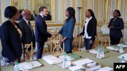 Emmanuel Macron rencontre l'association Ibuka au Palais présidentiel de l'Elysée à Paris le 5 avril 2019.