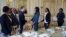 Le président français Emmanuel Macron a rencontré les représentants français de l'association Ibuka pour la mémoire du génocide rwandais, deux jours avant le 25e anniversaire du génocide de 1994, au Palais présidentiel de l'Elysée à Paris le 5 avril 2019.