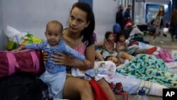 Cifras divulgadas por la ACNUR indican que 2,7 millones de venezolanos han abandonado su país en crisis desde 2015, y Colombia es el país más afectado por la salida de personas del país vecino, con más de 1,1 millones.