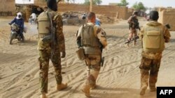 Wanajeshi wa Mali wakipiga doria na wanajeshi wa Ufaransa katika mji wa Menaka, Mali