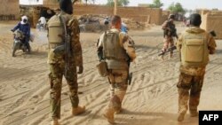 Des soldats de l'armée malienne patrouillent avec des soldats de la force française Barkhane à Ménaka, dans la région de Liptako, le 21 mars 2019.