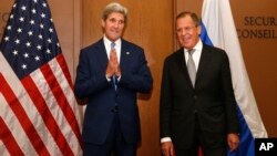 Durante una reunión presidida por su homólogo ruso Serguei Lavrov, derecha, el secretario Kerry dijo que el Estado Islámico (EI) no podrá ser vencido si el presidente Bashar al Asad permanece en el poder.