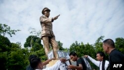 Aung San Statue